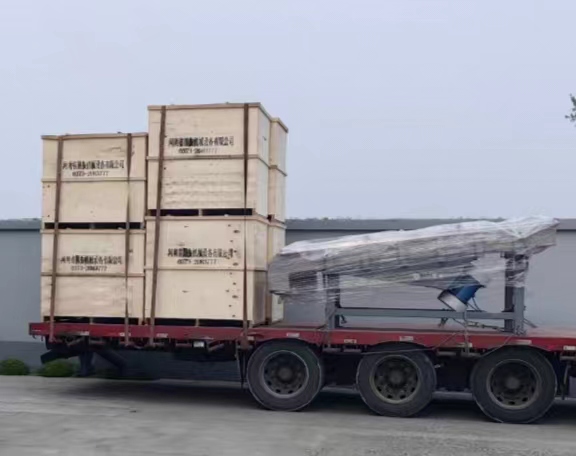 超聲波振動篩和直線篩已裝車，準備發(fā)貨